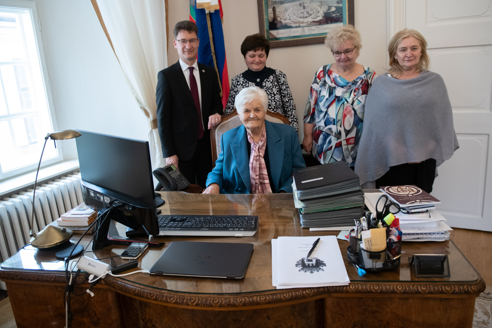 Szeretet, család, összetartás – a Városházán köszöntötték a 90 éves Föcsök Jánosnét